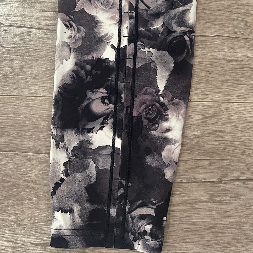 Lululemon Black & White Rose Pattern Leggings Siz… - image 4